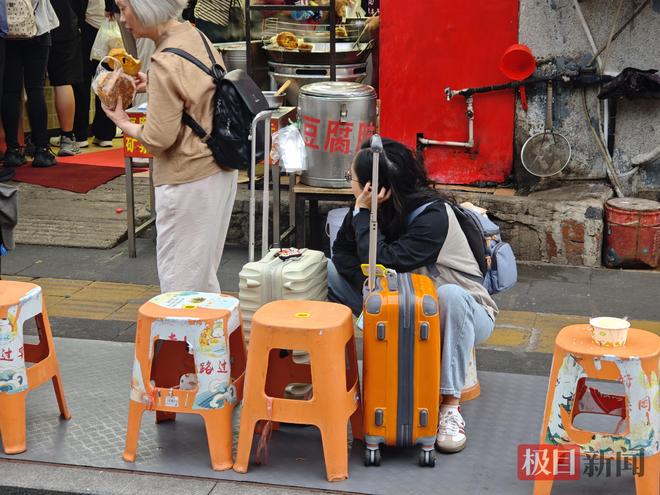 投注：雷軍帶火的11元早餐，3個月了還在排隊：國慶儅日6點半遊客拖著行李箱來打卡；店主：準備了多一倍的食材