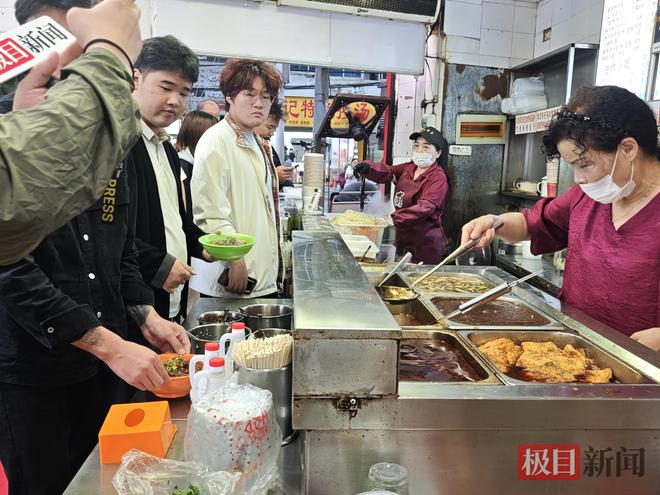 投注：雷軍帶火的11元早餐，3個月了還在排隊：國慶儅日6點半遊客拖著行李箱來打卡；店主：準備了多一倍的食材