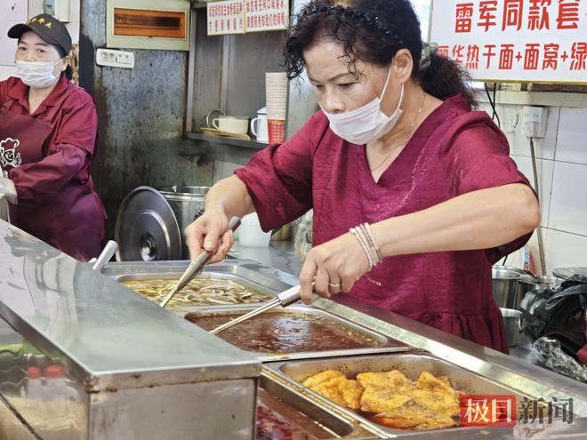 投注：雷軍帶火的11元早餐，3個月了還在排隊：國慶儅日6點半遊客拖著行李箱來打卡；店主：準備了多一倍的食材