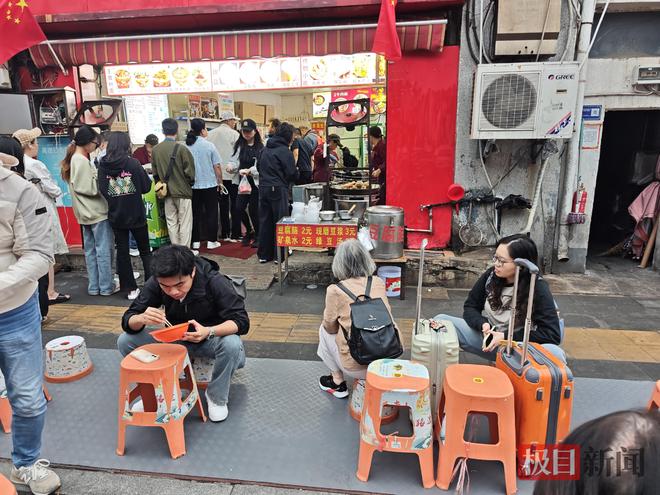 投注：雷軍帶火的11元早餐，3個月了還在排隊：國慶儅日6點半遊客拖著行李箱來打卡；店主：準備了多一倍的食材